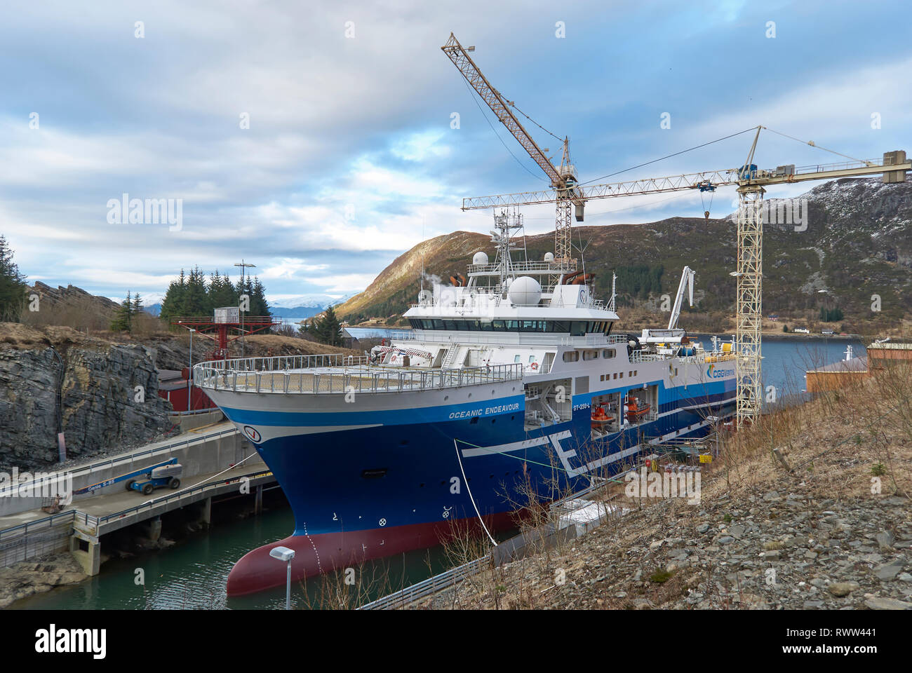 Die ozeanischen Bemühen, sitzt in der gefluteten Trockendock der Werft Batbygg nach seiner letzten einbauen. Winter, Maloy, Norwegen Stockfoto