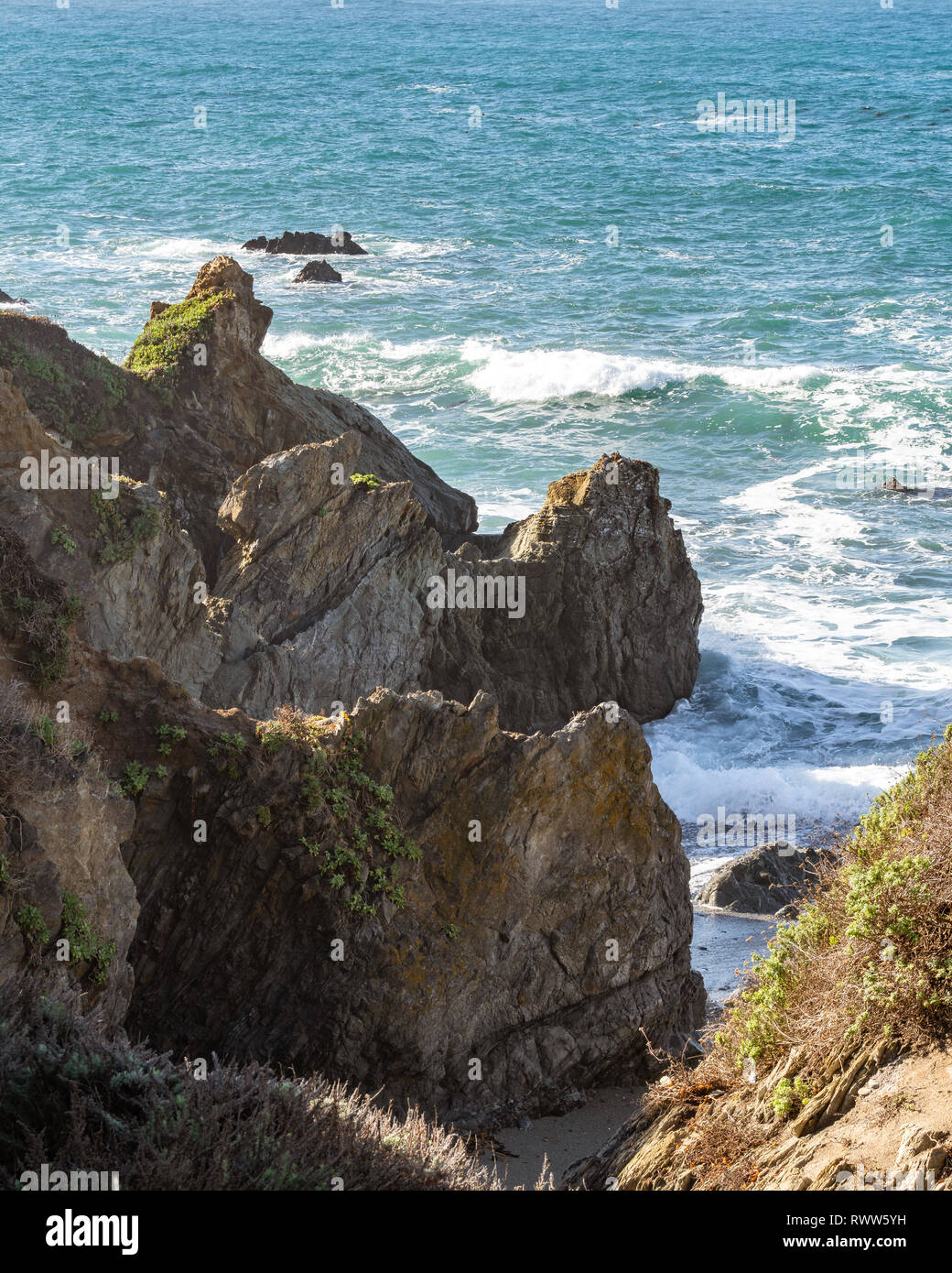Big Sur, Kalifornien - schroffe Felsen entlang des Pazifischen Ozeans. Stockfoto