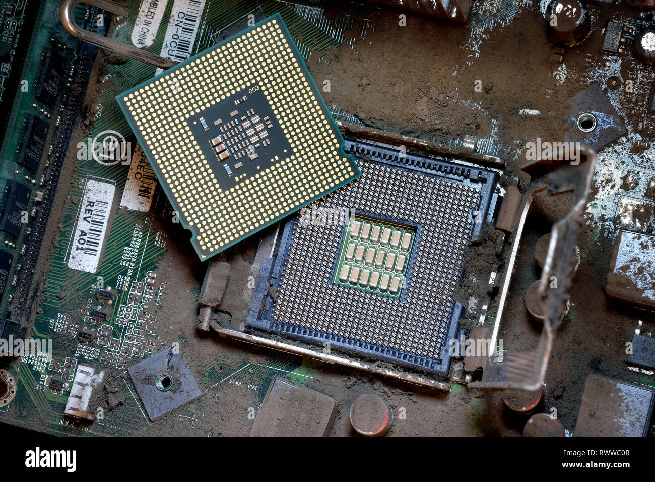 Computer Mutter Board und CPU in den schmutzigen Bedingungen nach Gebrauch in einem industriellen Büro. Stockfoto