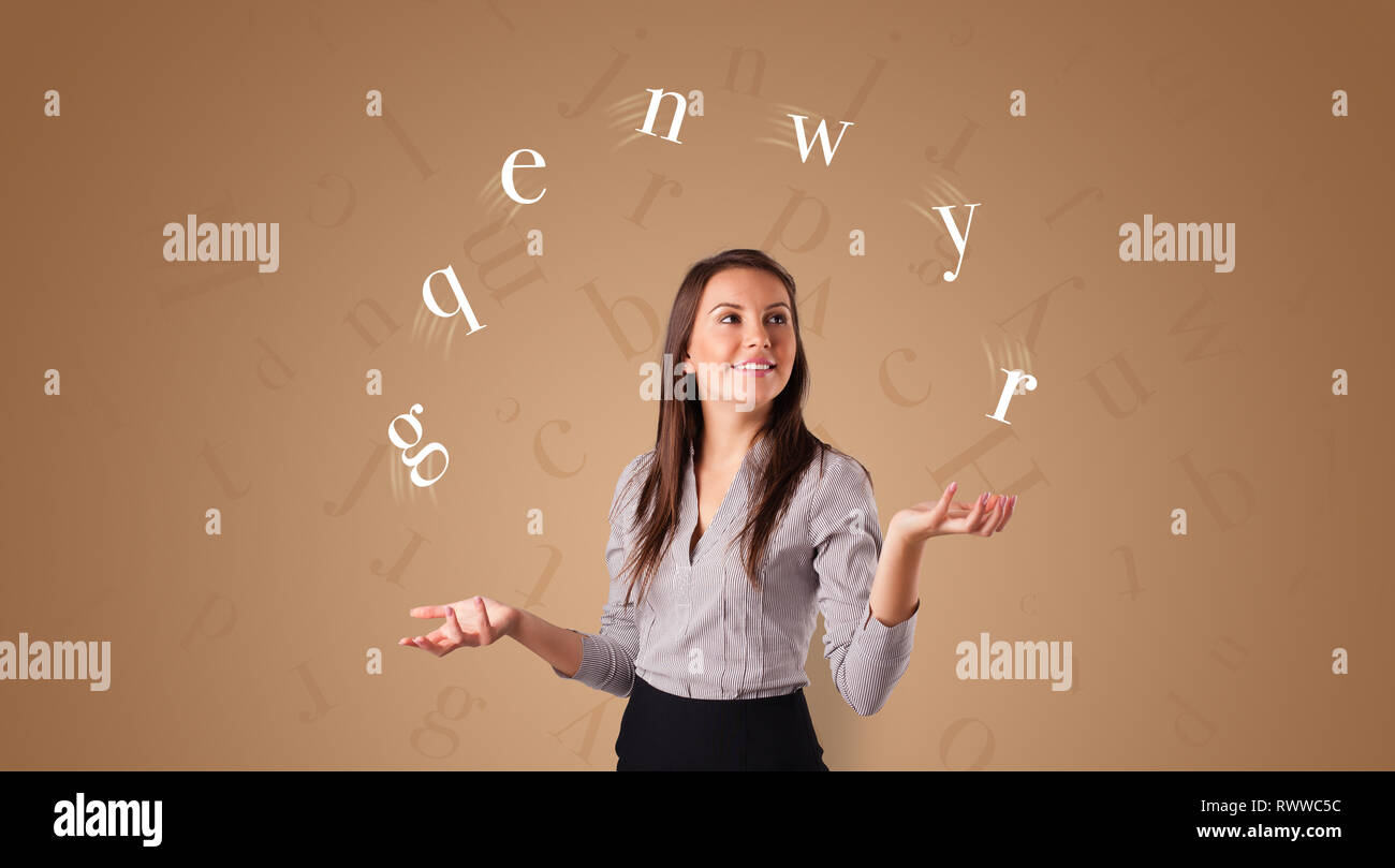 Junger student mit Buchstaben jonglieren Stockfoto