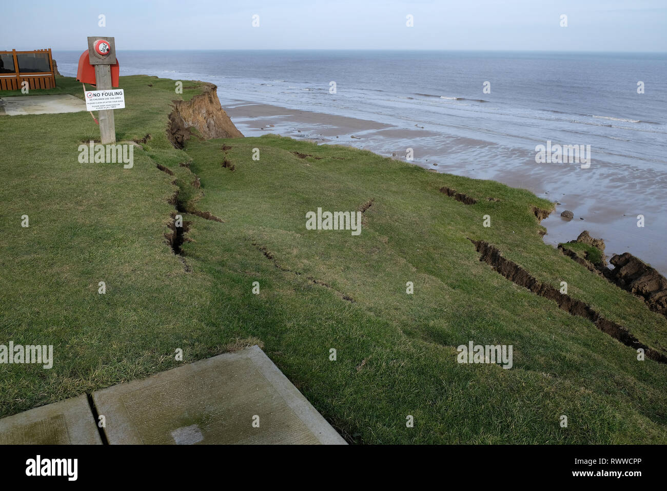 Sehr ernste Küsten clay Cliff Erosion an der Ostküste von Yorkshire, UK. Stockfoto