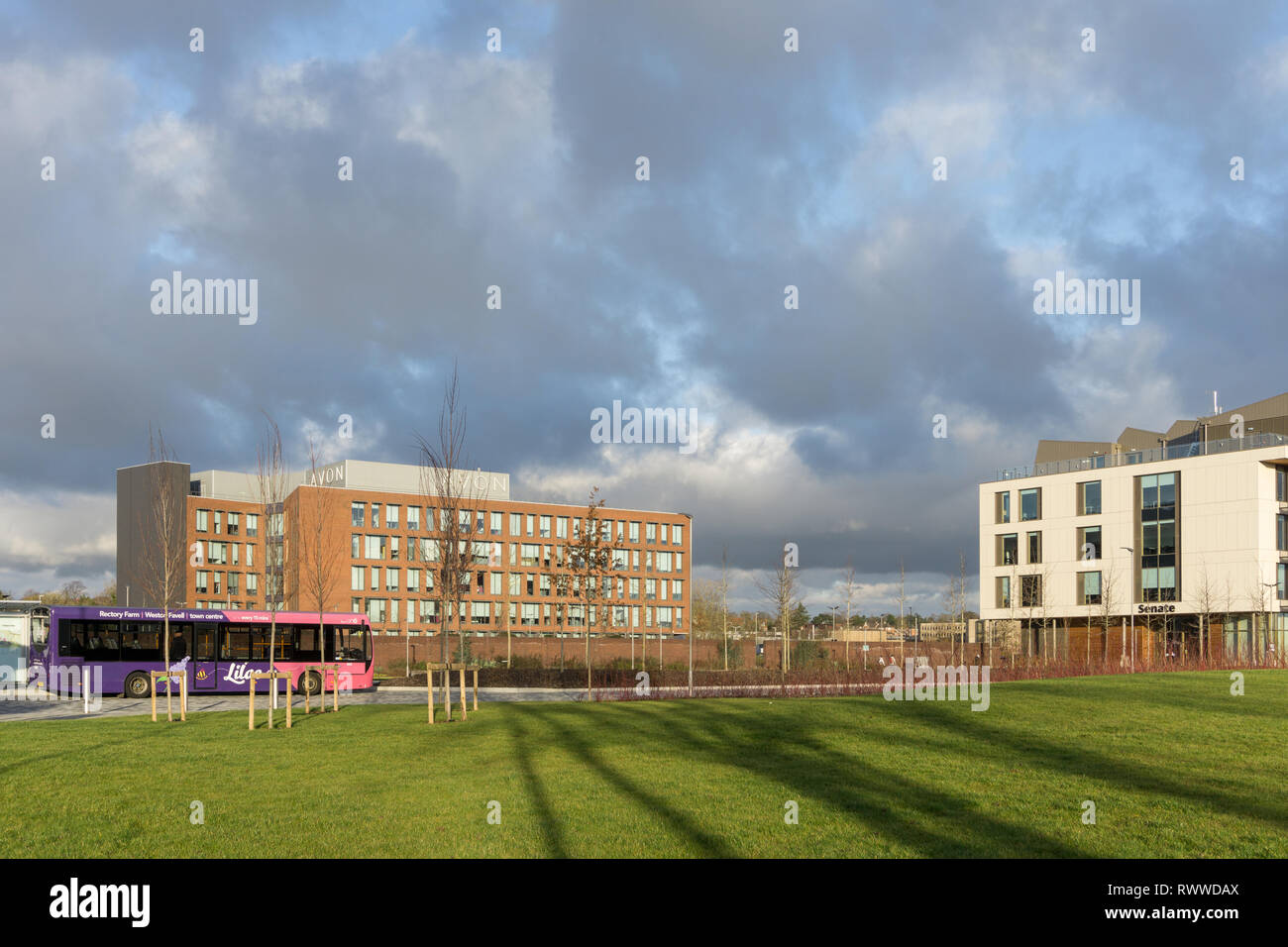 Blick über Wasser auf dem Campus der Universität von Northampton, UK; der Senat Gebäude rechts, Avon Kosmetik nach hinten. Stockfoto