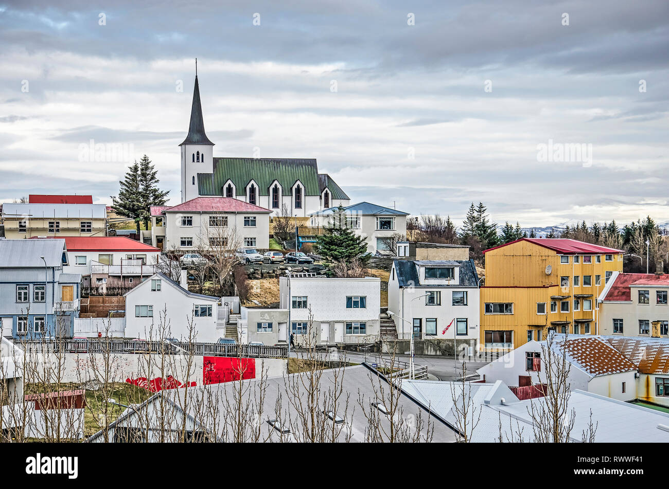 Borgarnes, Island, 28. Februar 2019: Bunte Häuser aus Stahl, Holz und Beton rund um die Kirche auf dem zentralen Hügel Stockfoto