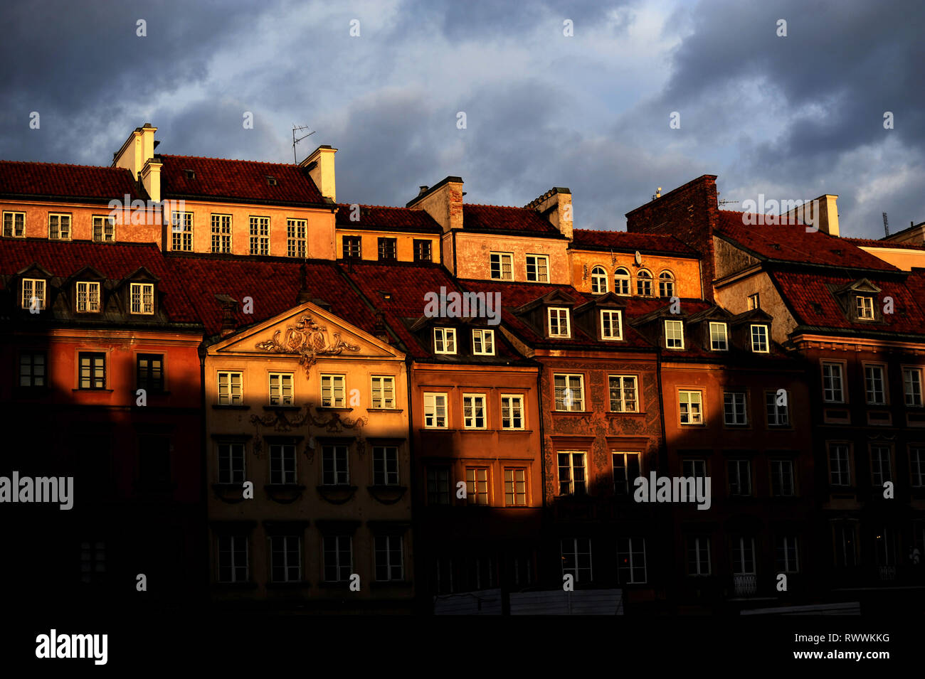 Häuser auf Sonnenuntergang an der Warschauer Altstadt, Rynek Starego Miasta, Polen Stockfoto