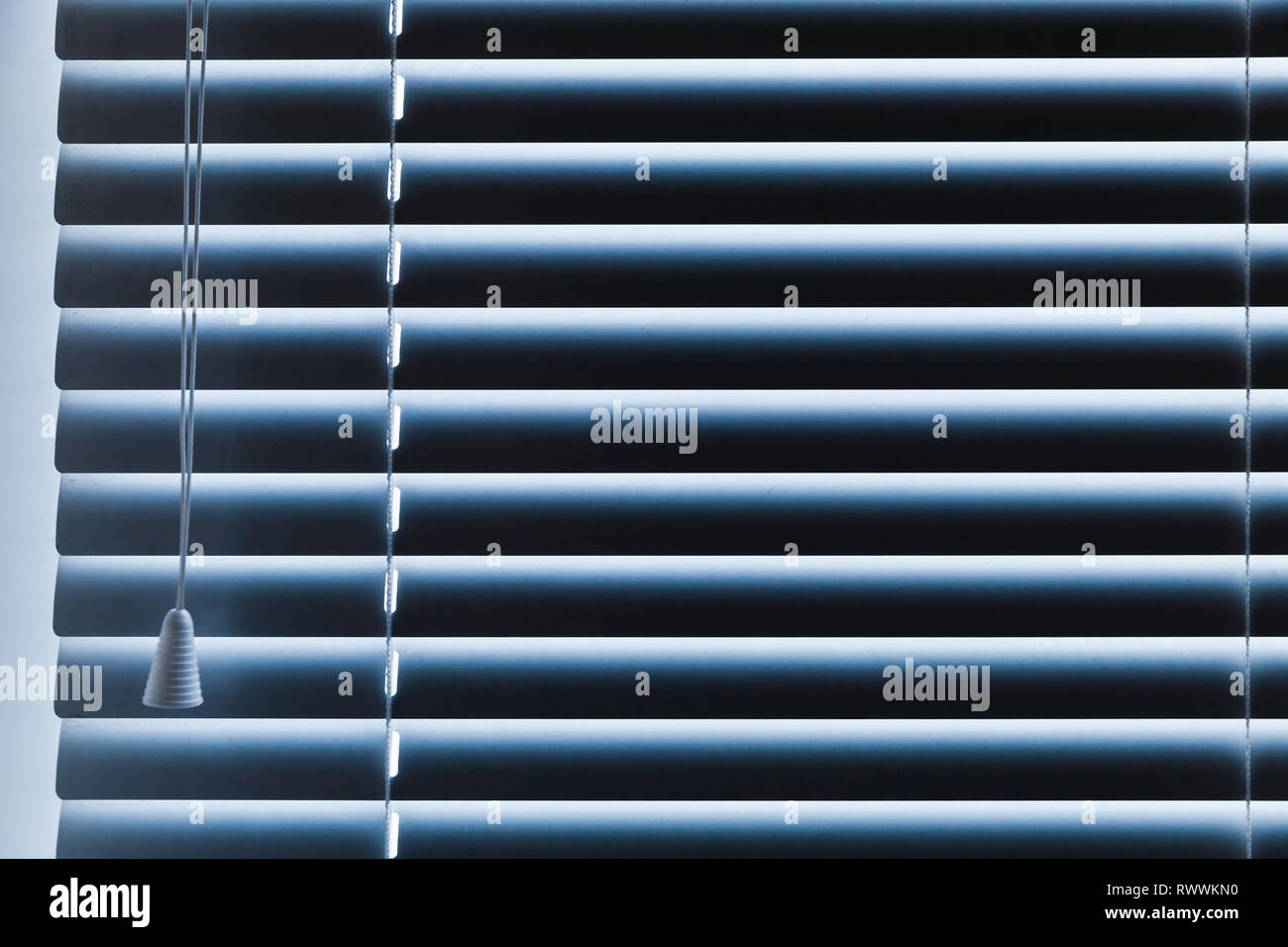Geschlossene horizontale Jalousien, blau getönten Hintergrund Foto Stockfoto
