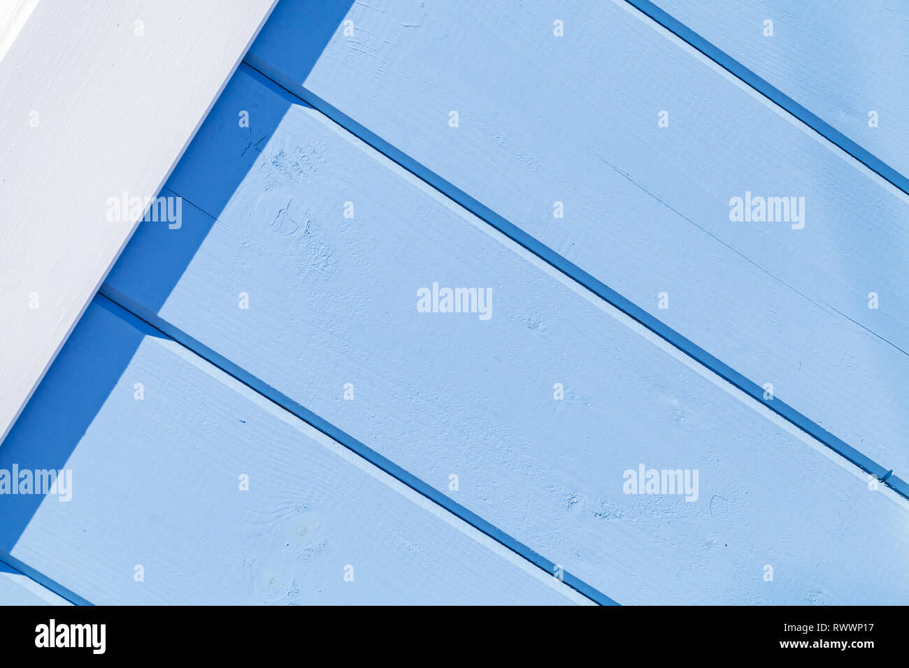 Blau Holzwand mit weißem Dekor, Hintergrund Foto Textur Stockfoto