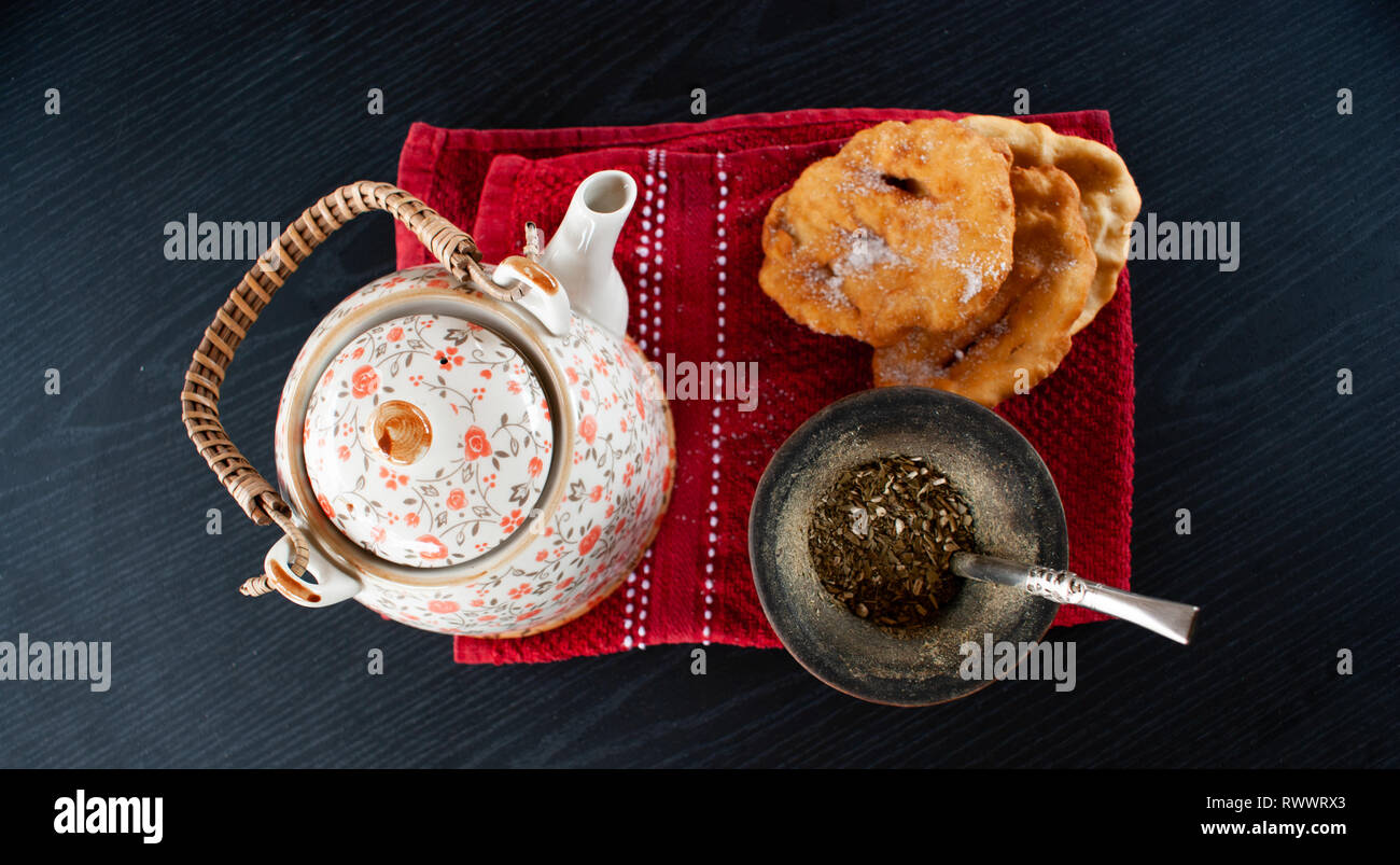 Mate Infusion und Torta fritas Stockfoto