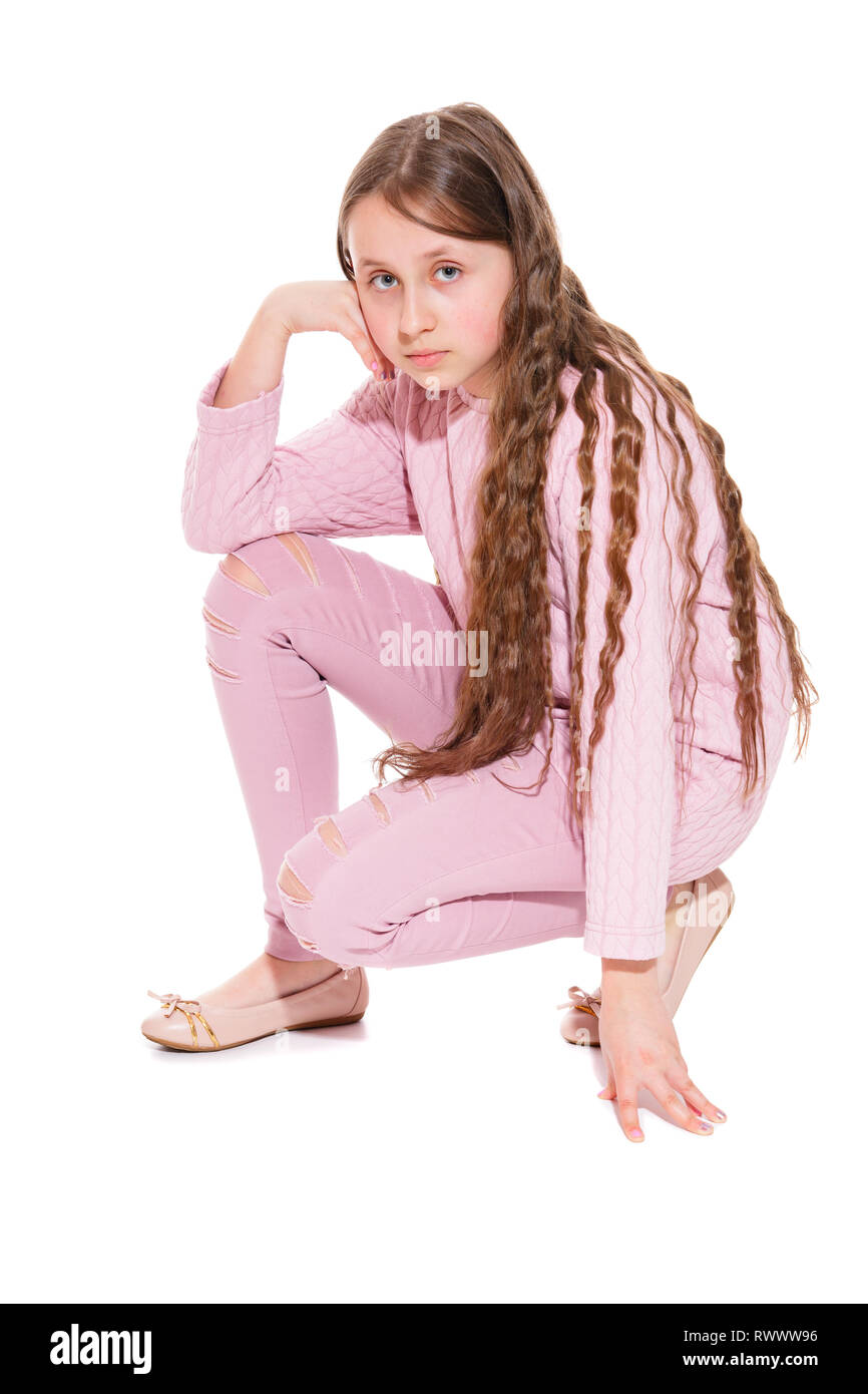 Ein Mädchen von 10-11 Jahre alt mit langen schönen Haar saß auf einem Knie. Isolation auf einem weißen Hintergrund. Stockfoto