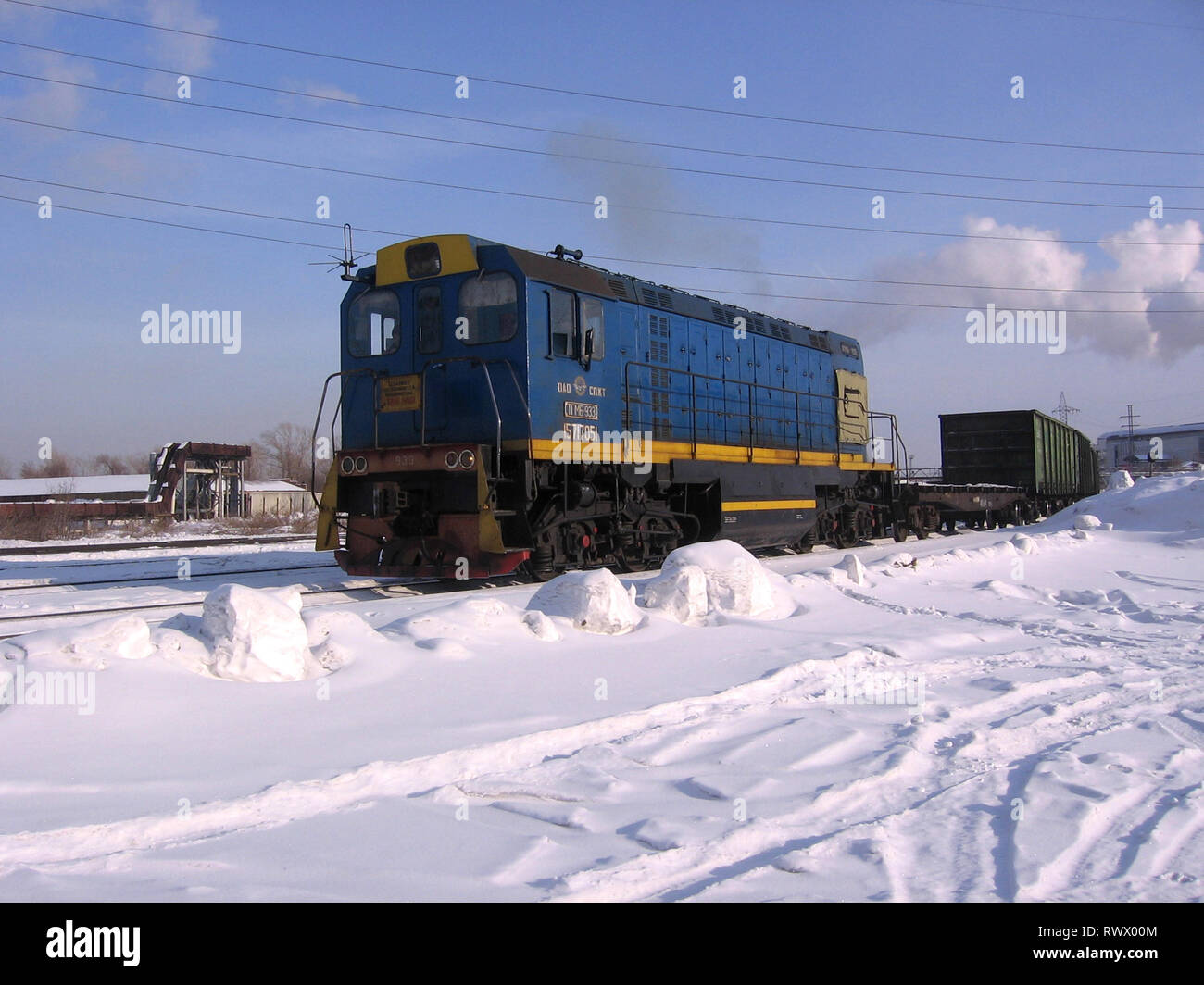 Güterzuglokomotive Zug auf den Schienen der Industriebahn im Winter Stockfoto