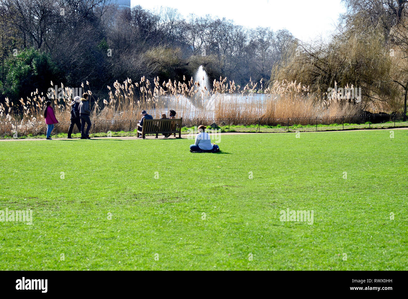 London, England, UK. St James's Park - einem warmen sonnigen Tag im Februar 2019 Stockfoto
