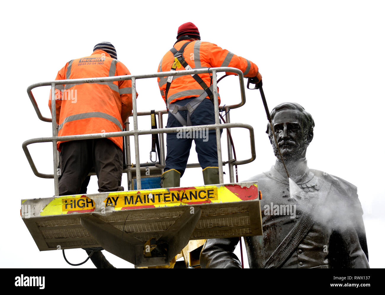 London, England, UK. Reinigung die Statue von Sir Henry Havelock am Trafalgar Square mit einem Power Schlauch Stockfoto