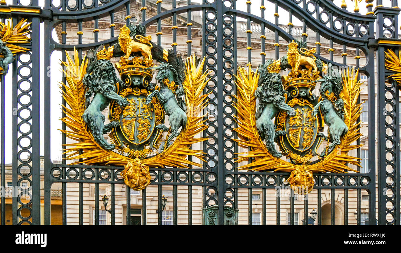 Einer der großen Tore vom Buckingham Palace entfernt. Zu sehen sind die geschnitzten Details der Löwen Stockfoto