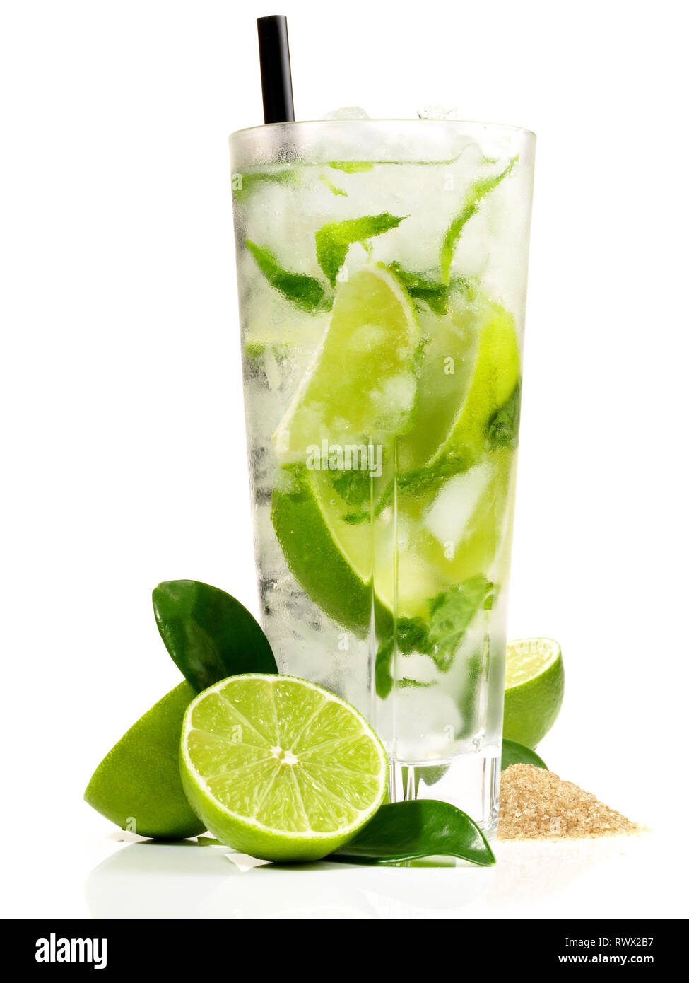 Mojito Cocktails mit Limettensaft und Zucker braun auf weißem Hintergrund Stockfoto