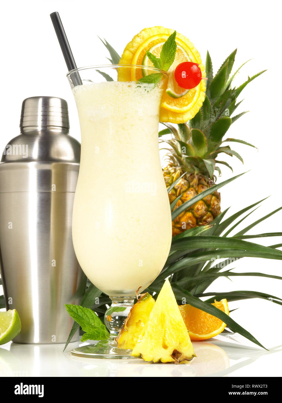 Pina Colada - Kokos Cocktail auf weißem Hintergrund Stockfotografie - Alamy