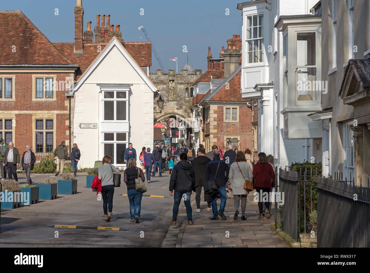 Salisbury, Wiltshire, England, UK. März 2019. Besucher der Stadt Salisbury Spaziergang auf chorsänger Square in Richtung Innenstadt. Stockfoto