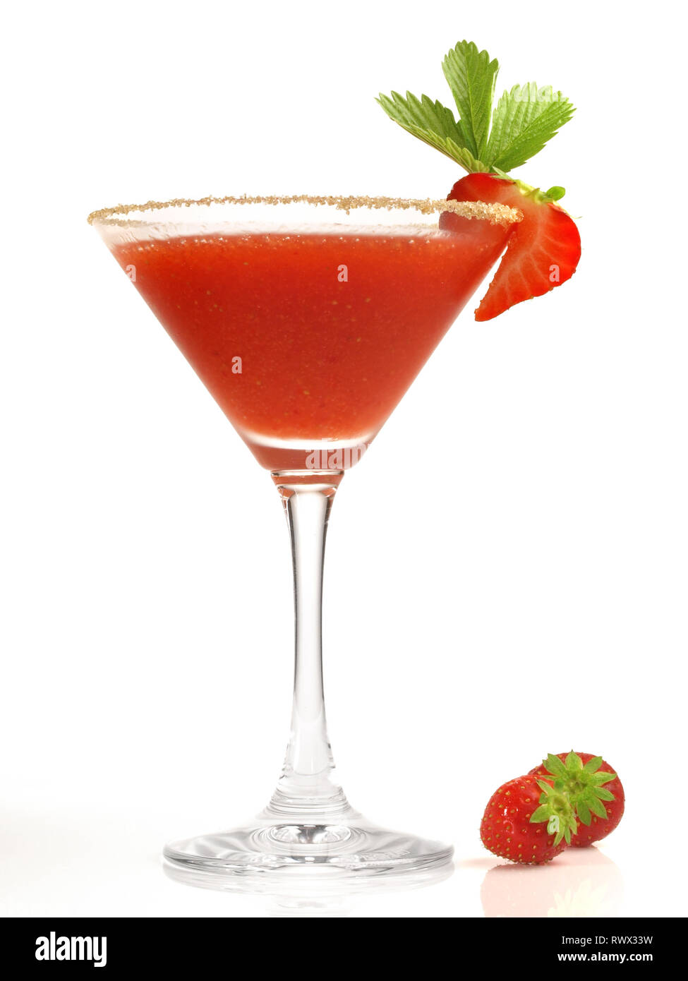 Strawberry Daiquiri Cocktail auf weißem Hintergrund Stockfoto
