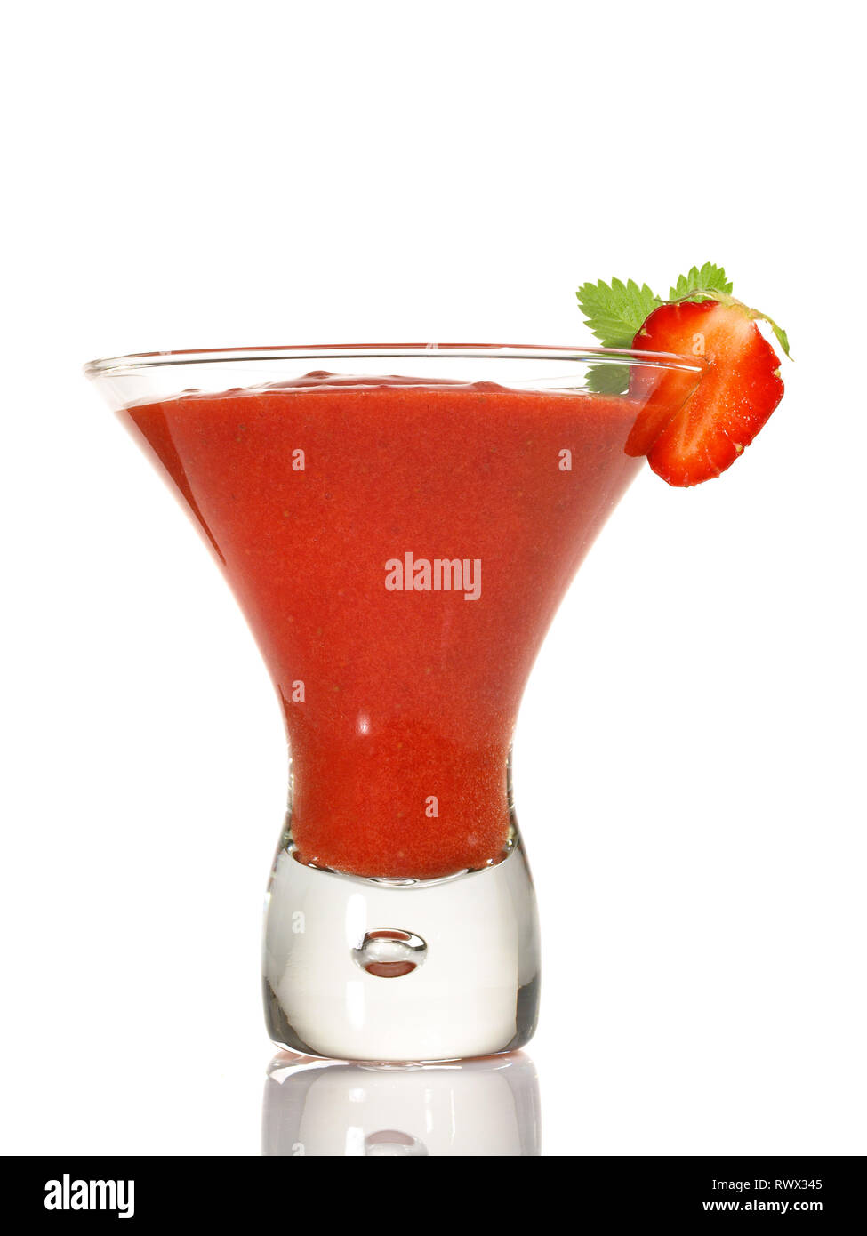 Strawberry Daiquiri Cocktail auf weißem Hintergrund Stockfoto