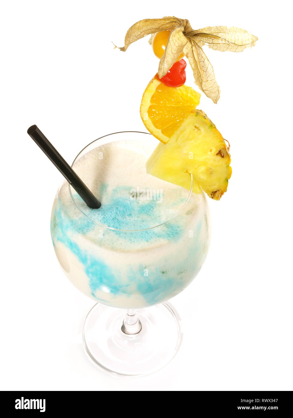 Swimming Pool Cocktail in einer Kokosnuss auf weißem Hintergrund Stockfoto