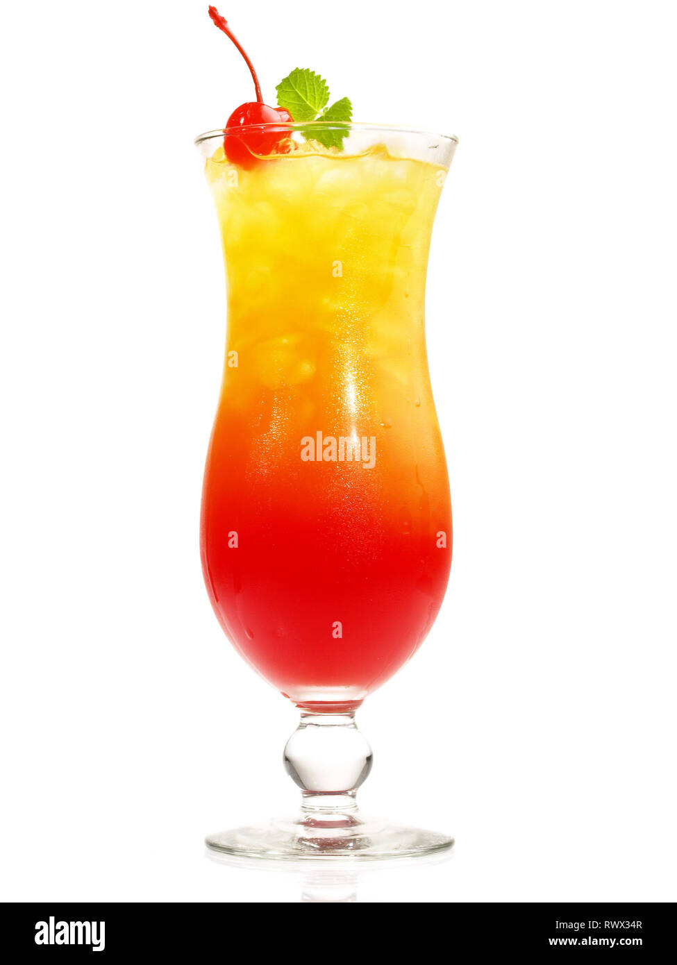 Tequila Sunrise Cocktail auf weißem Hintergrund Stockfoto