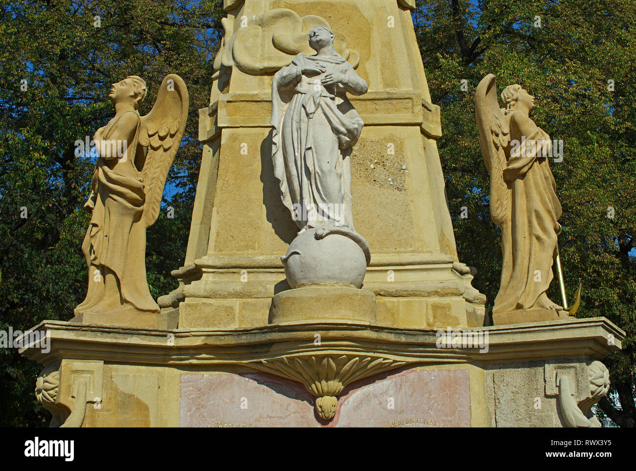 Statuetten am Denkmal in Subotica, Serbien Stockfoto