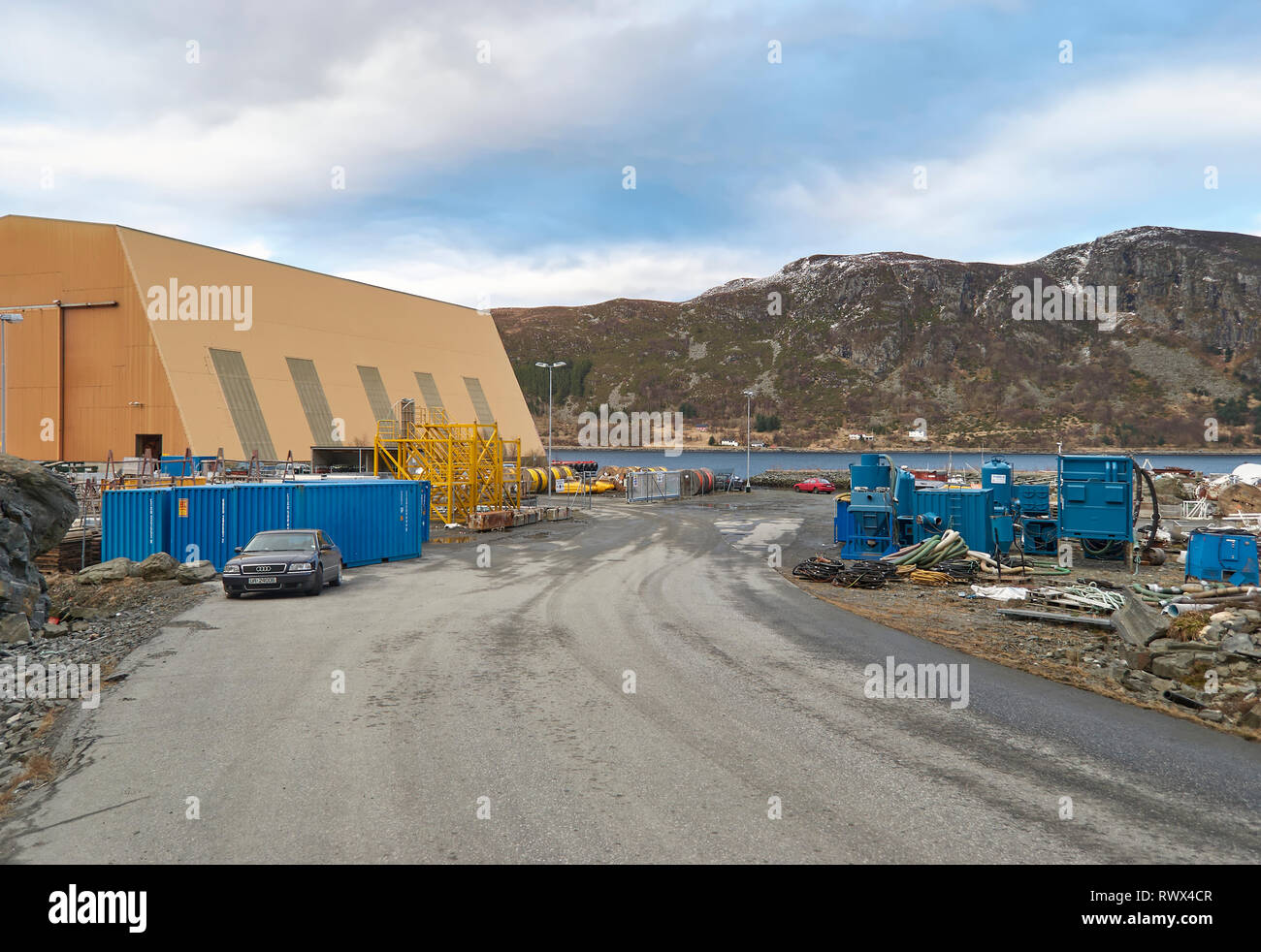 Der Eintritt in die Batbygg Werft in Maloy in Norwegen, mit der Lagerbereiche voll von industriellen Geräten. Maloy, Norwegen. Stockfoto