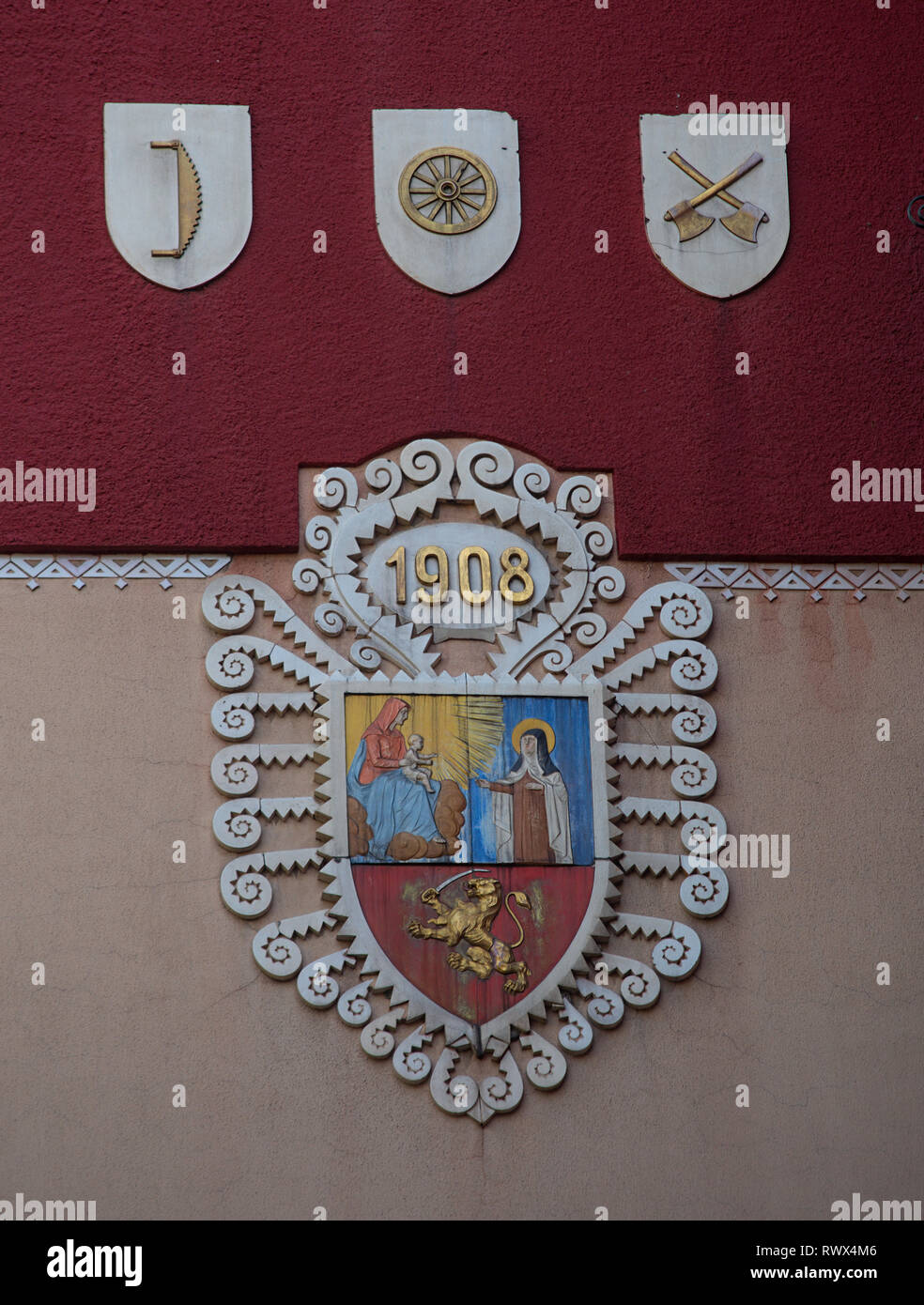 Emblem auf einer Hauswand einer Stadt von Subotica, Serbien Stockfoto