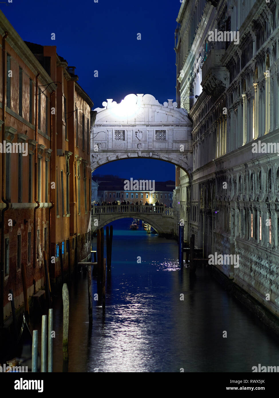 Venedig, Italien - 1. März 2019 Ein Blick von der Brücke der Seufzer bei Nacht Stockfoto