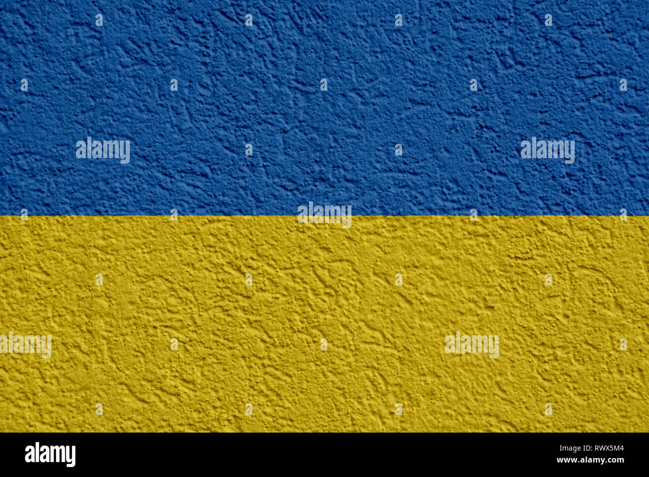 Ukraine Politik oder Business Konzept: die Ukrainische Flagge Wand mit Gips, Hintergrund Textur Stockfoto