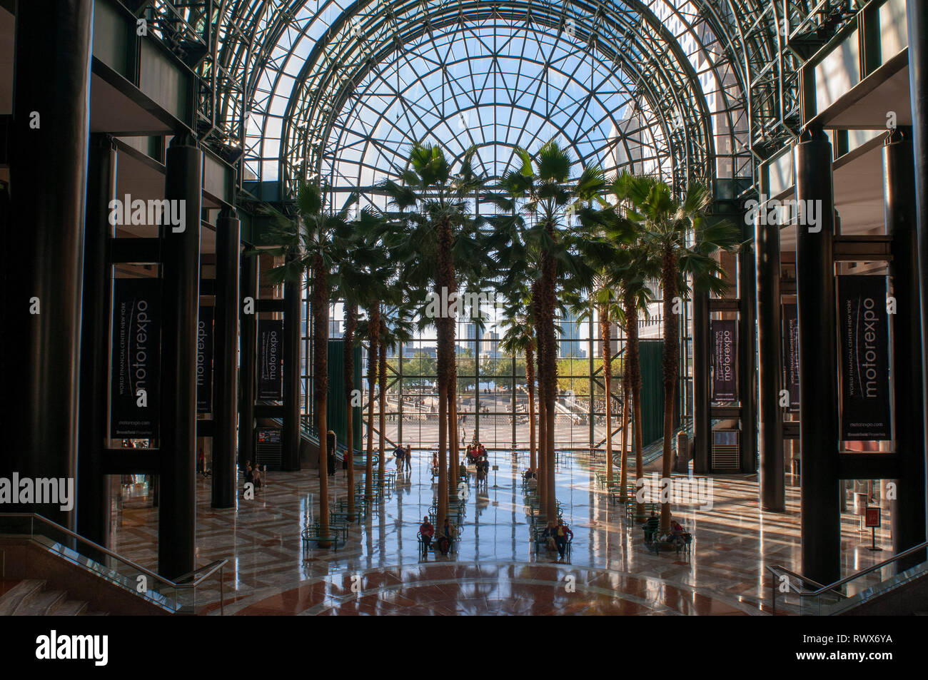 Im World Financial Center büro Gebäude im Finanzdistrikt von Manhattan. World Financial Center. Wintergarten Atrium in Brookfield Stockfoto