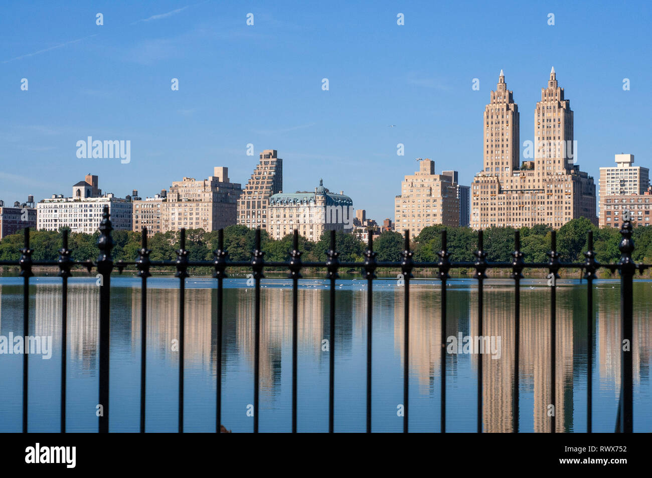 Blick auf die Upper West Side Gebäude und Central Park im Herbst. Jacqueline Kennedy Onassis Reservoir, Manhattan, New York City. Skyline des Central Park Wir Stockfoto