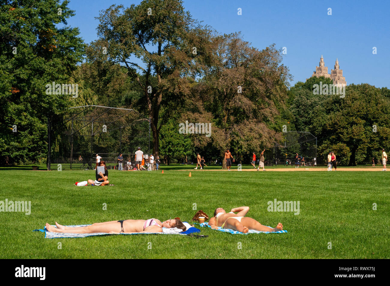 Central Park. In der Nähe der 65th Street ist eine Rasenfläche genannt Schafe Wiese, in denen Hunderte von Menschen liegen, die in den Sommermonaten in der Sonne Stockfoto