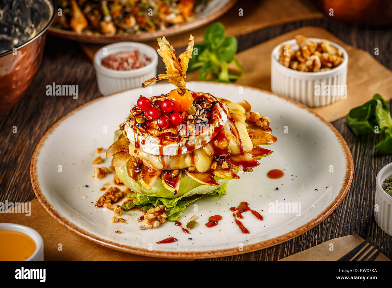 Gebackener Camembert mit gegrillter Birne und Walnüsse Stockfoto