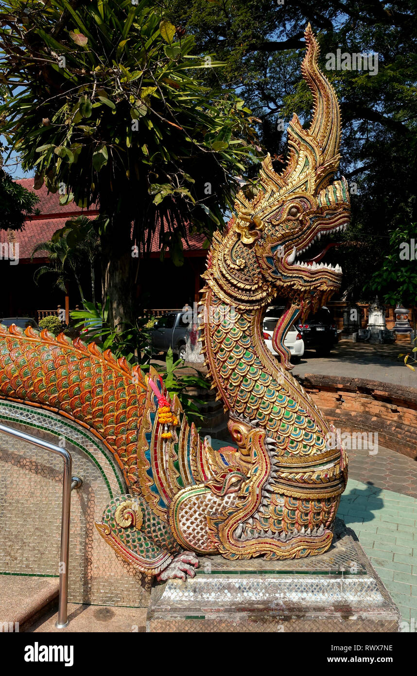 Ein Drache am Eingang zu einem buddhistischen Tempel in Chang Mai Thailand Stockfoto