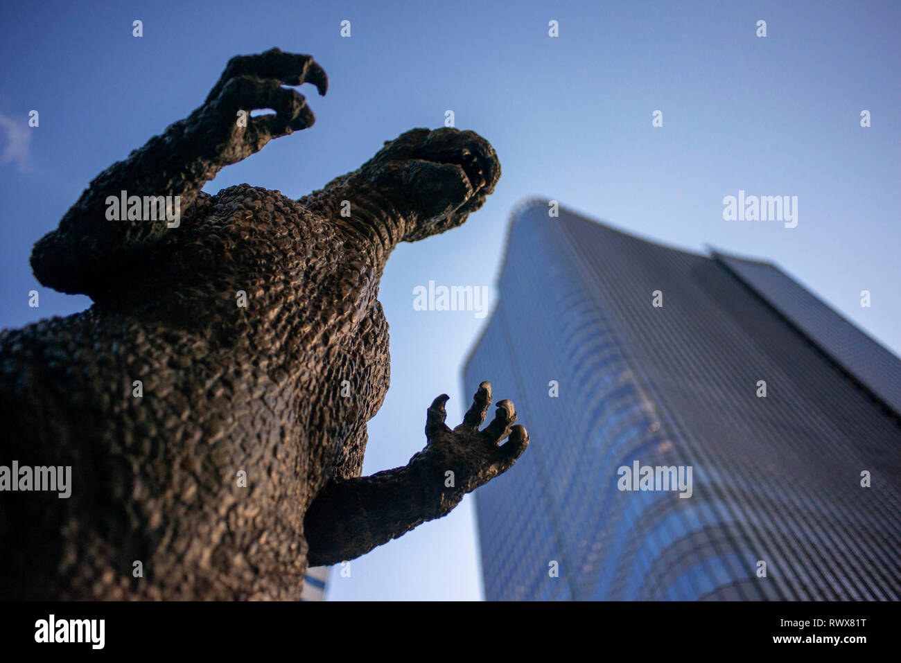 Bronzestatue von Godzilla, Kreatur Filmstar aus 1950, sitzt auf einem prominenten Sockel im Hibiya Kino Bezirk in Tokio. Stockfoto