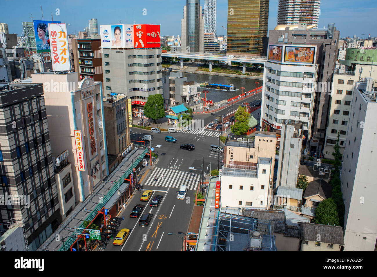 Luftaufnahme Skytree, Asahi Flame, Sumida River & Azuma Brücke. Sightseeing Schiff "Himiko" von Tokio Cruise Line am Sumida River in Asakusa in Tokio Stockfoto
