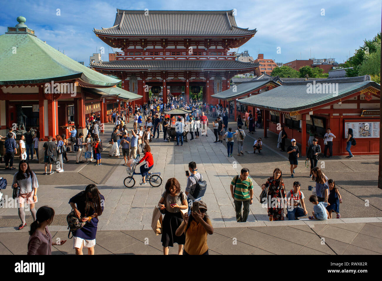 Senso-ji Tempel in Asakusa in Tokio, Japan. Hozomon Tor und fünf stöckige Pagode. Stockfoto