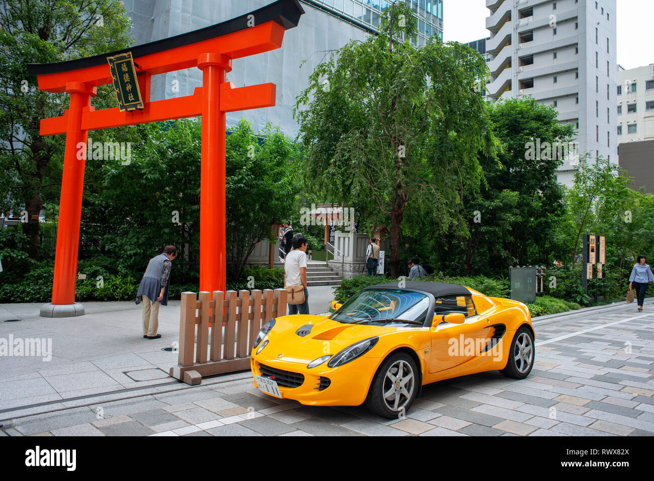 Mode und futuristische gelb Auto auf COREDO Muromachi kleinen Tempel Tokyo Japan geparkt. Nihombashi business district, Chuo, Tokio Stockfoto