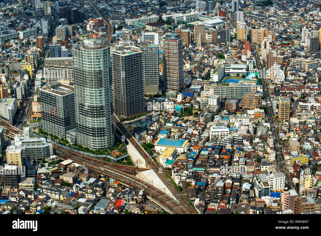 Panoramablick auf die moderne Skyline der Stadt aus der Vogelperspektive aerial Tagesansicht mit Tokyo skytree unter dramatischen Glühen in Tokio, Japan. Stockfoto