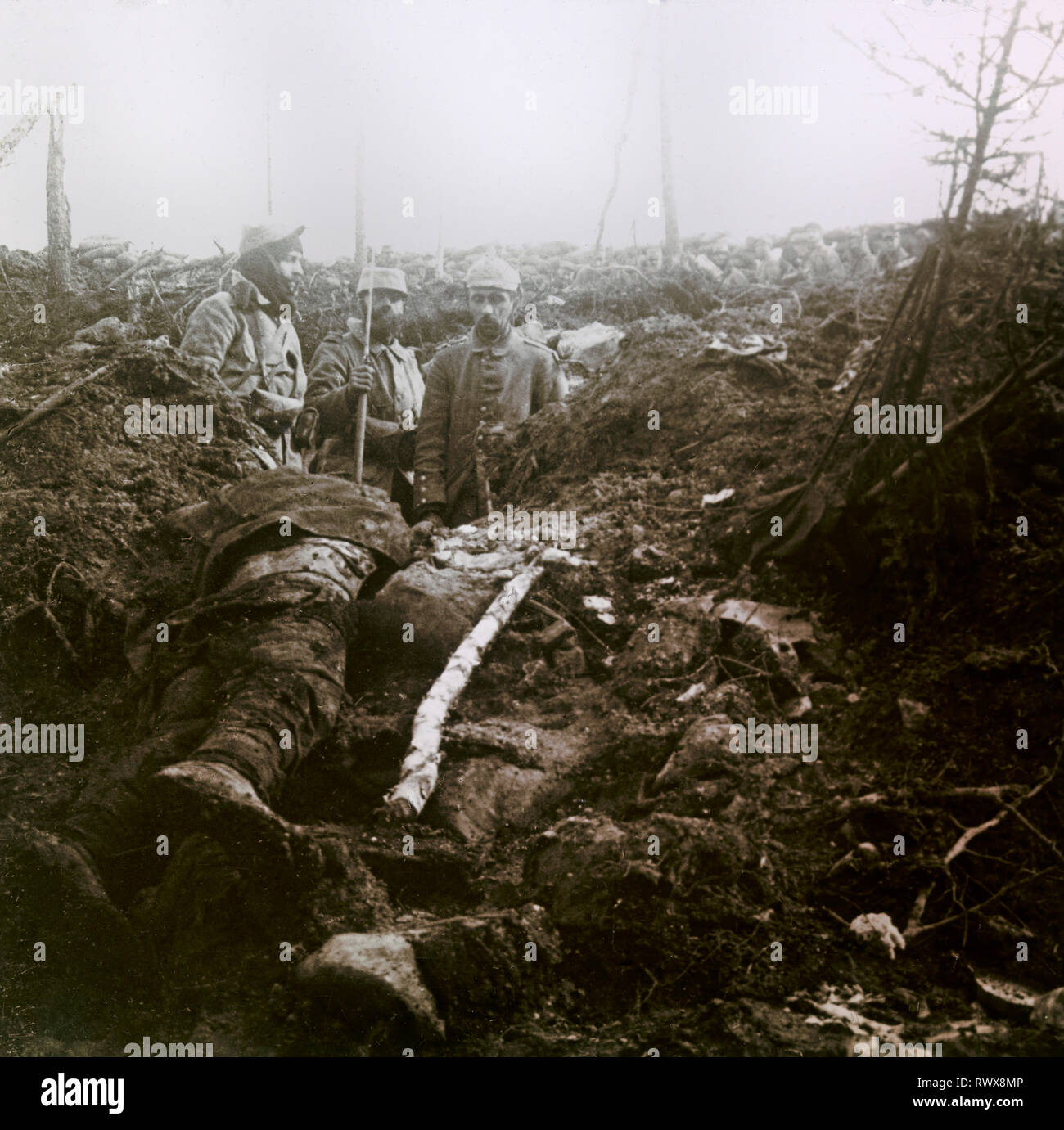 Fotografie, Leichen und deutsche Kriegsgefangene in einem Graben an Eparges 1915 Stockfoto
