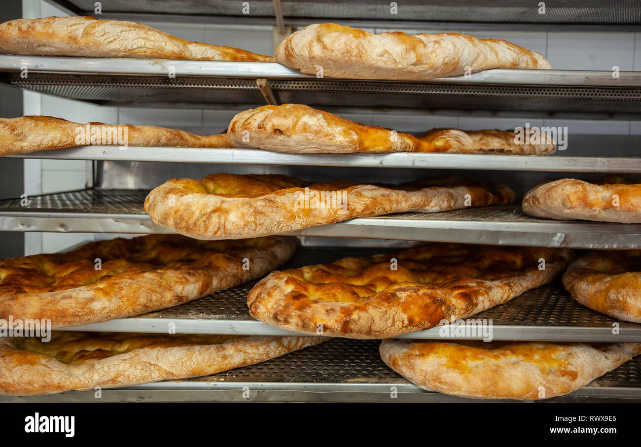 Schiacciata all'olio ist einer der Toskana top Bäckerei behandelt. Es ist eine Art von Fladenbrot mit Mehl, Wasser, Hefe, Salz und Olivenöl. Stockfoto