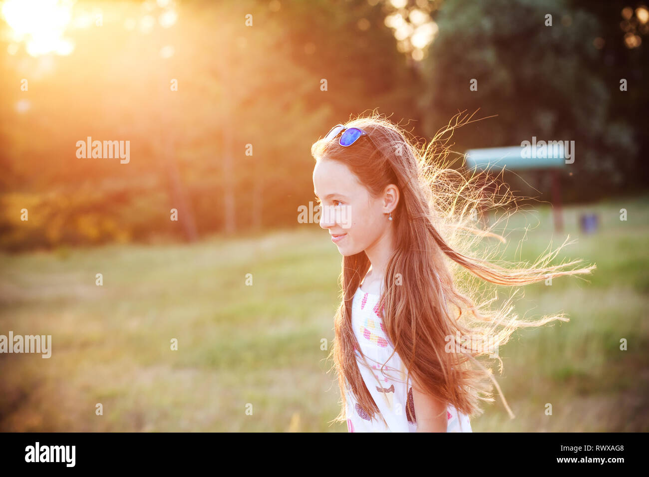 Schöne jugendlich Mädchen ist die Natur genießen, im Park im Sommer Sonnenuntergang Stockfoto