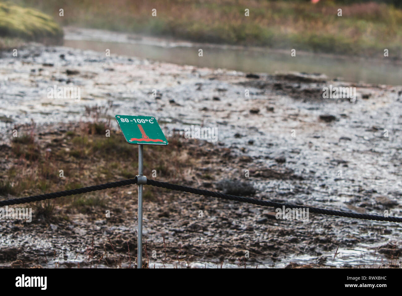 Warnschild in der Nähe von etwa Höhe Temperatur Wasser, in der Nähe von Geysir 80-100 C Stockfoto