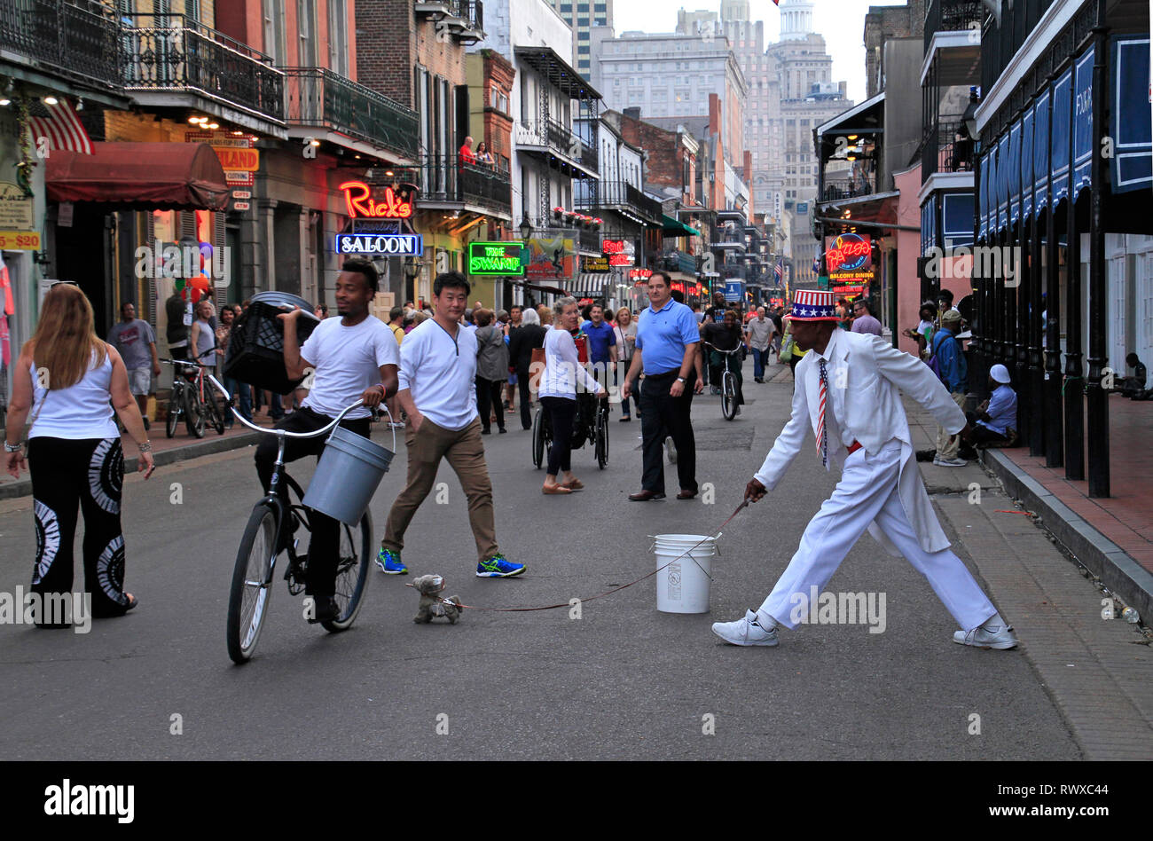12. April 2015 - New Orleans, Louisiana/USA: Street Artist bei seiner Performance im französischen Viertel von New Orleans, Louisiana. Stockfoto