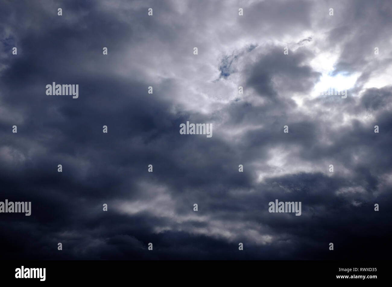 Stürmischen Himmel, dunkle Wolken Hintergrund Stockfoto