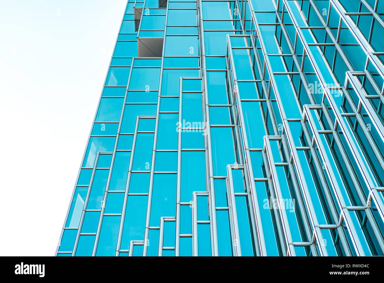 Unterseite Panoramablick und Blick auf Stahl Tiffany blaues Glas Hochhaus Wolkenkratzer, Business Konzept der erfolgreiche industrielle Arachiten Stockfoto