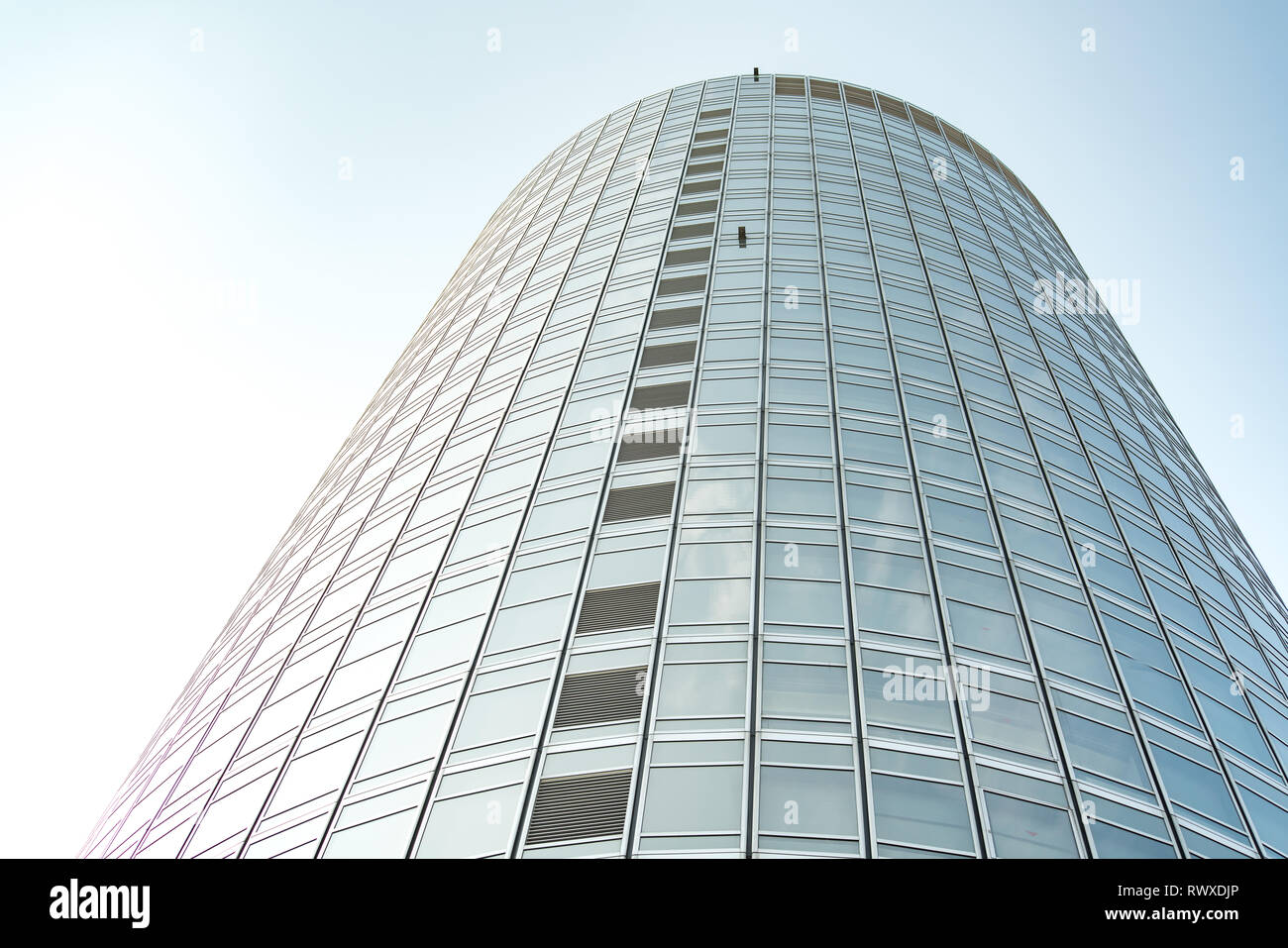Unterseite Panoramablick und Blick auf Stahl blau Glas Hochhaus Wolkenkratzer, Business Konzept der erfolgreiche industrielle Architektur Stockfoto