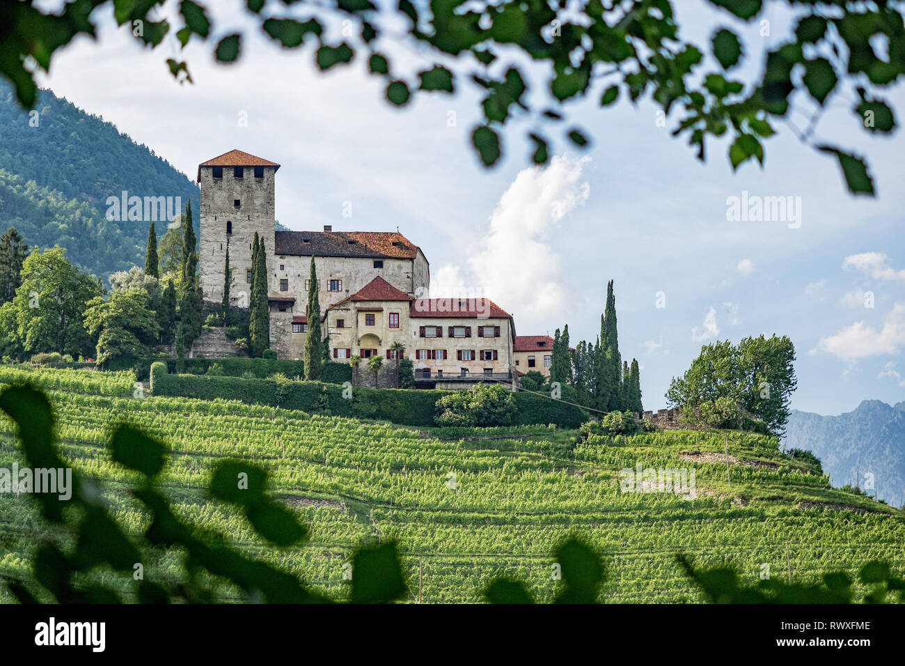 E5 Fernwanderweg Oberstdorf Meran Wandern. Dieses Bild entstand auf dem Marlinger Waalweg von Lana Richtung Töll. Click das Schloss Lebensberg. Stockfoto