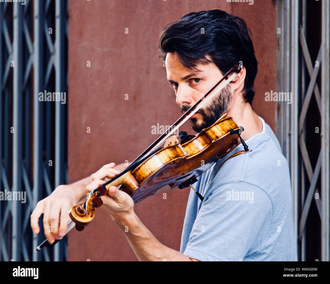 Straßenmusik Geiger auf den Straßen von Malaga Stockfoto