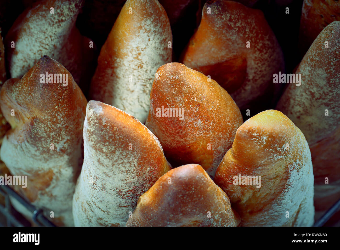 Frisches Baguette in Metall Korb, Nahaufnahme, Vintage anzeigen Stockfoto