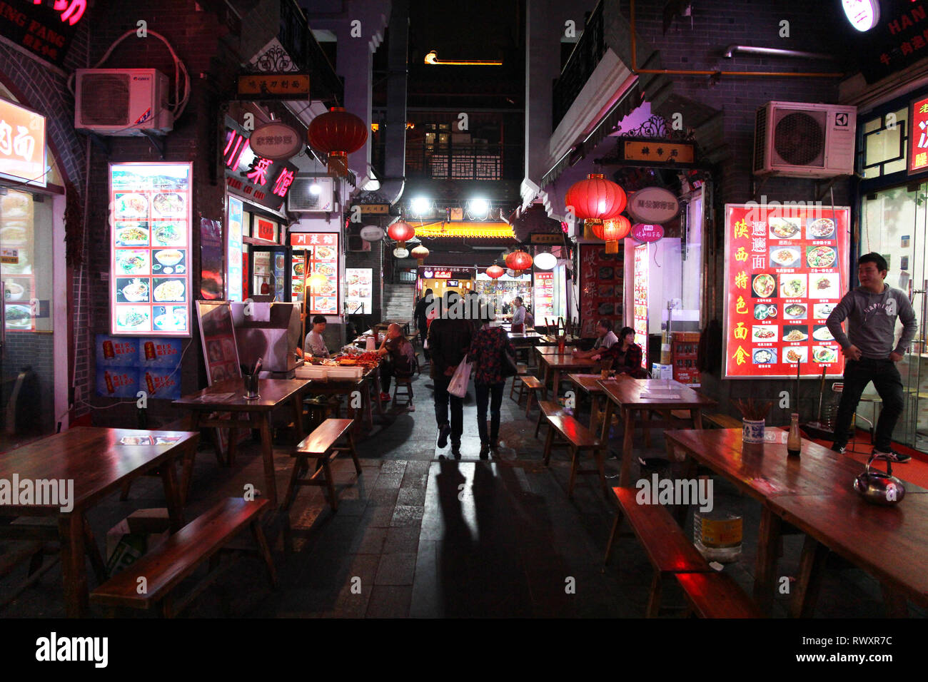 XI'AN, CHINA - OKTOBER 7, 2018: Nacht Straße der Stadt Xi'an in China mit vielen traditionellen Restaurants. Stockfoto